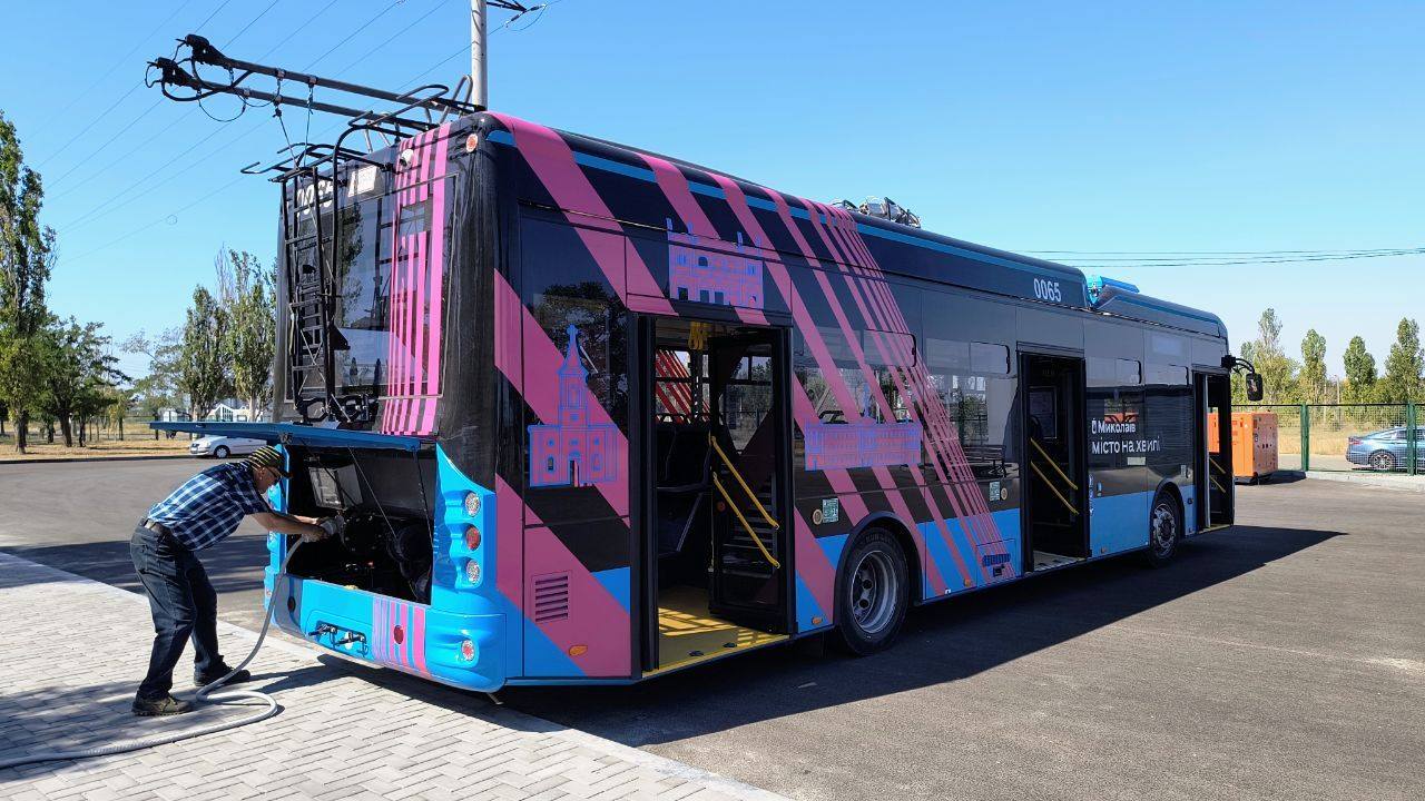 Заряджання тролейбуса в Миколаєві
