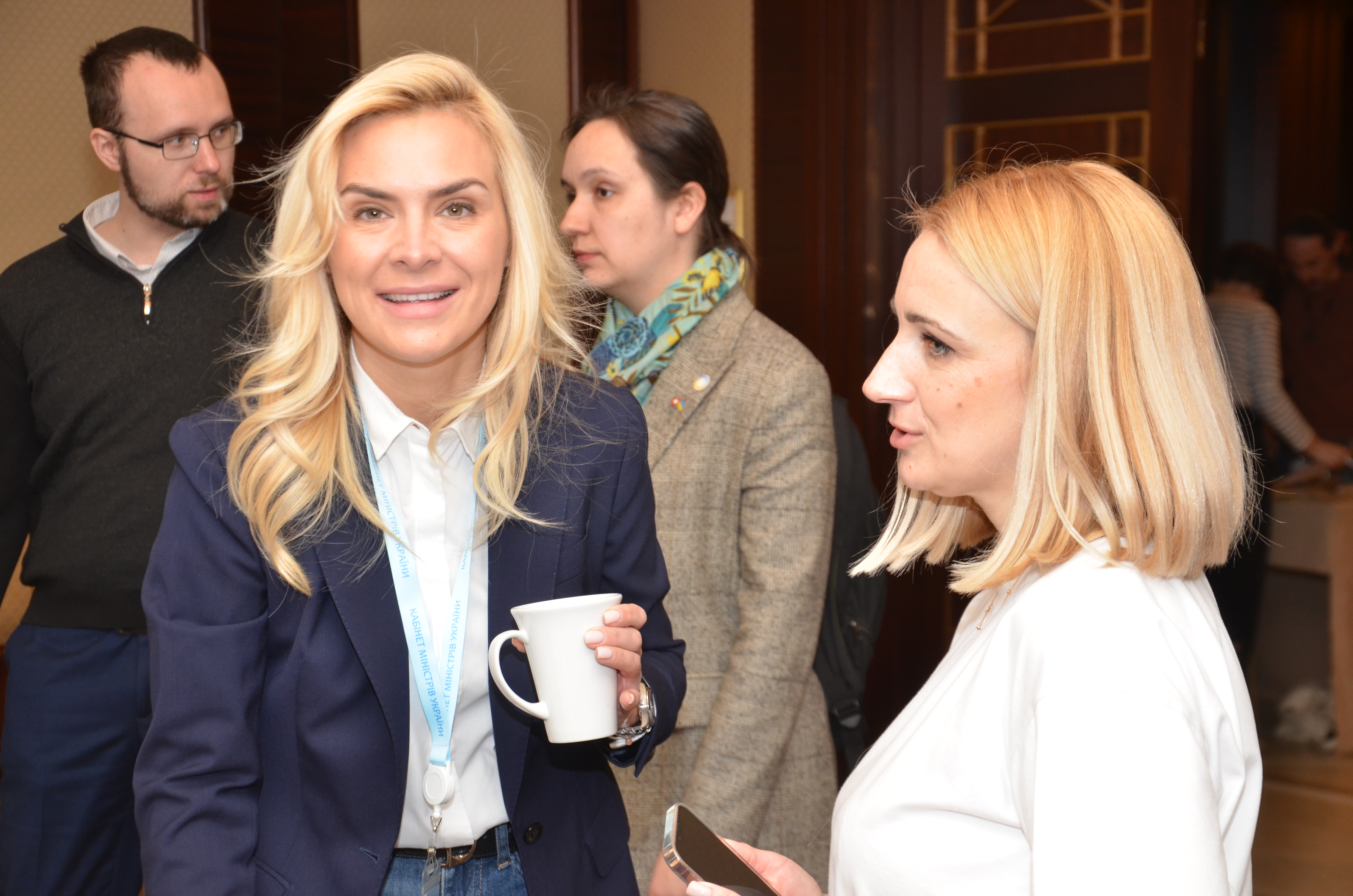 Справа Мар'яна Приступа, заступниця виконавчого директора АЕМУ. Зліва голова Держенергоефективності Ганна Замазєєва 